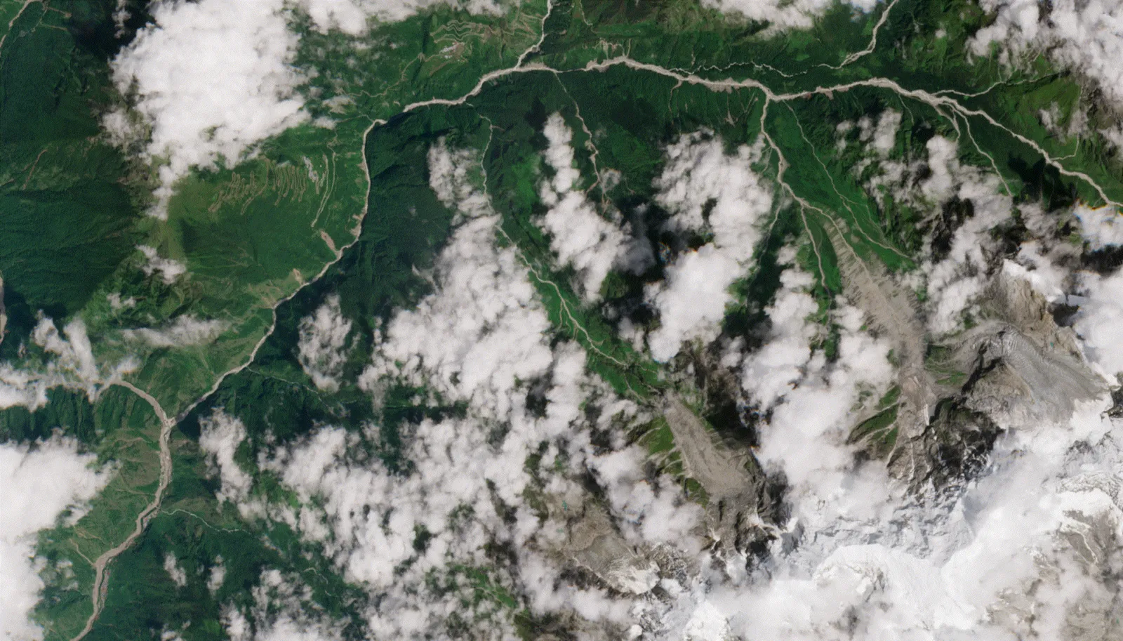 Copernicus Sentinel-2 satellite image of the same valleys on 24 August 2026, two days earlier, showing a narrow river channel through densely vegetated hills